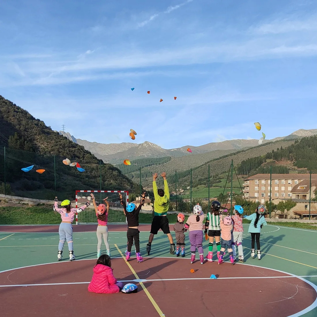 Niños aprendiendo patinaje en línea en el Parque de las Llamas, Santander