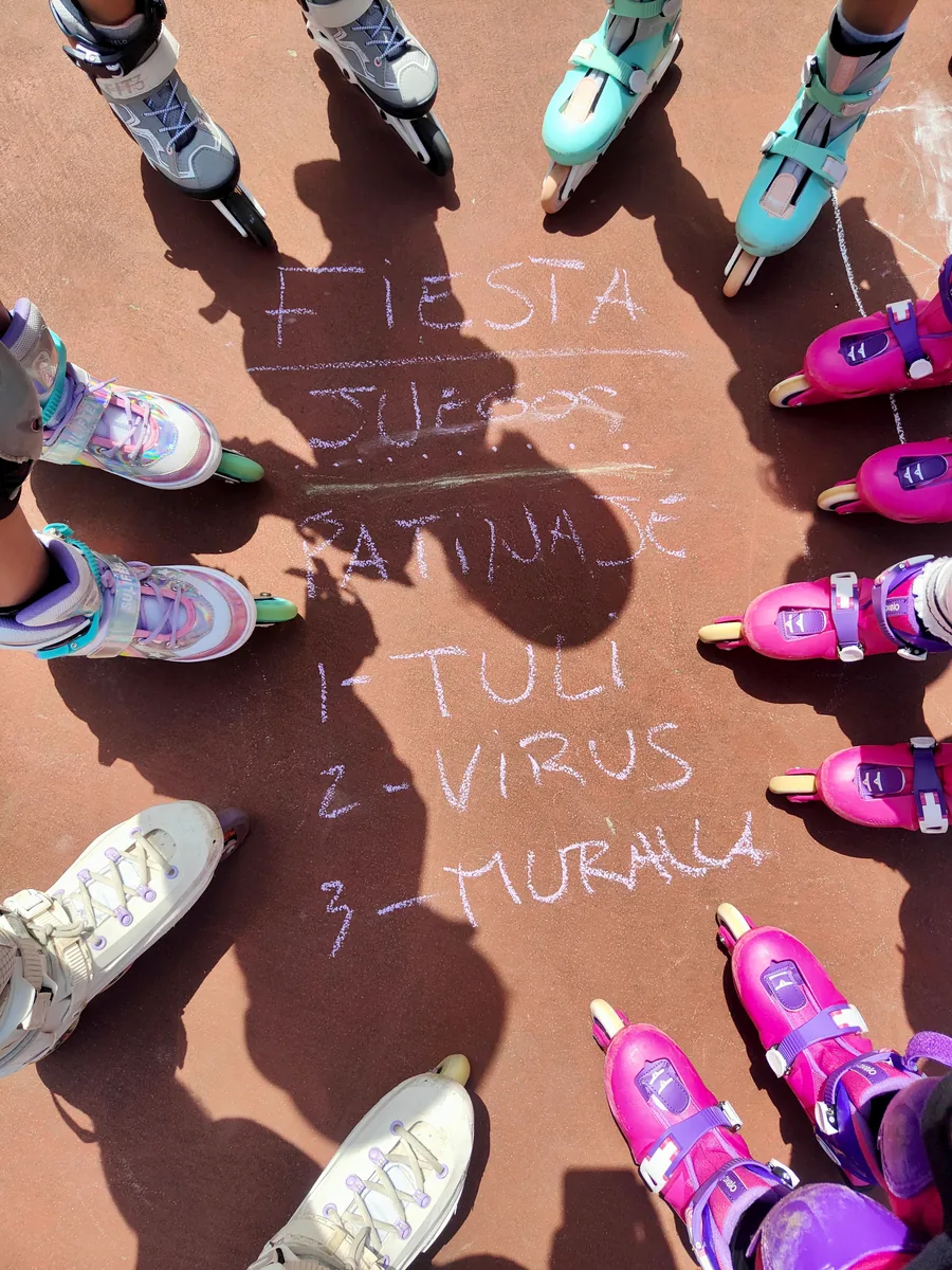 Actividades de patinaje en línea para niños en el campus de verano Santander