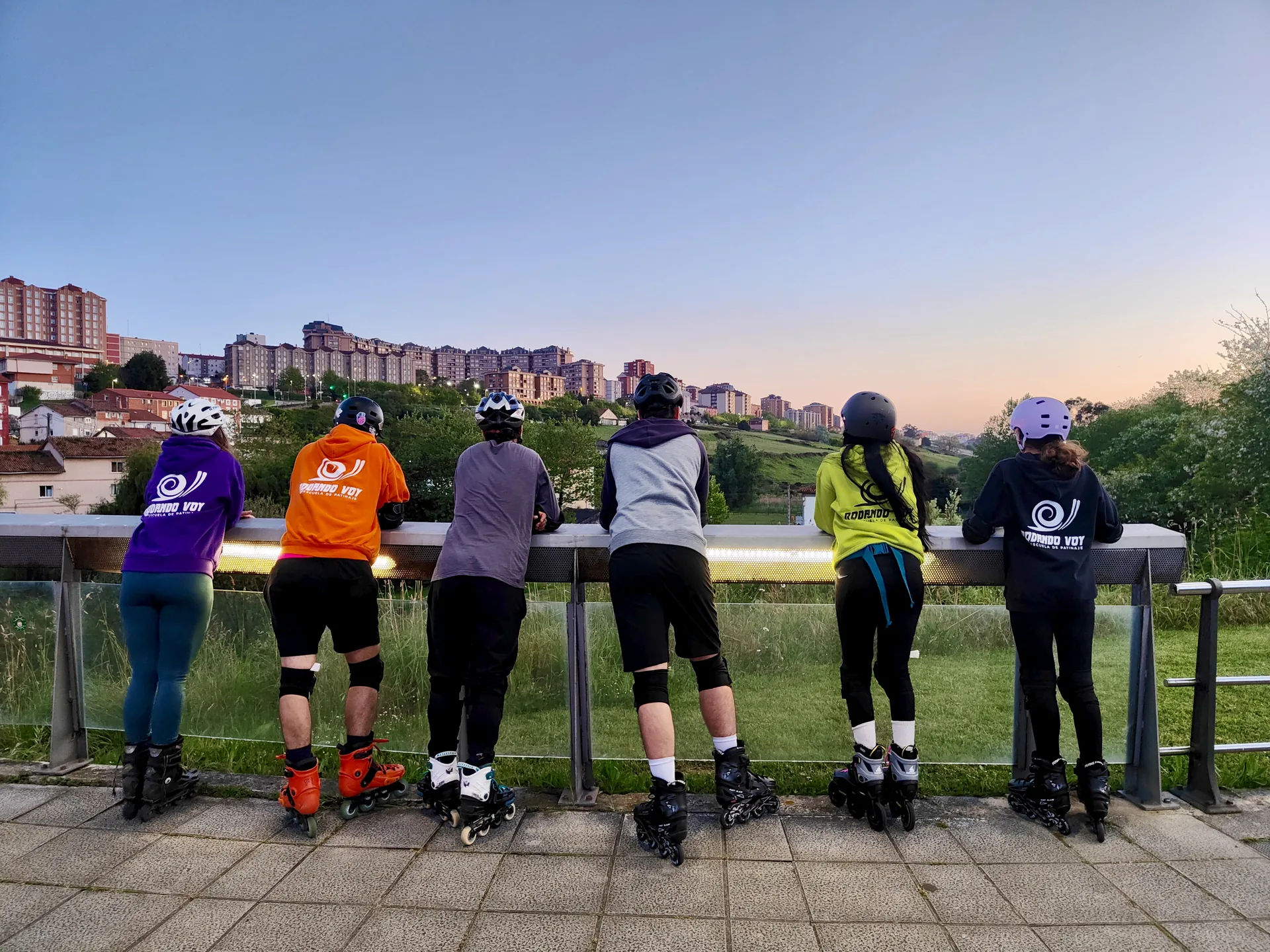 Grupo de alumnos de Rodando Voy patinando al atardecer en Santander