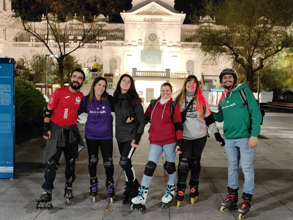 Clase de patinaje en línea para adultos en el centro de Santander