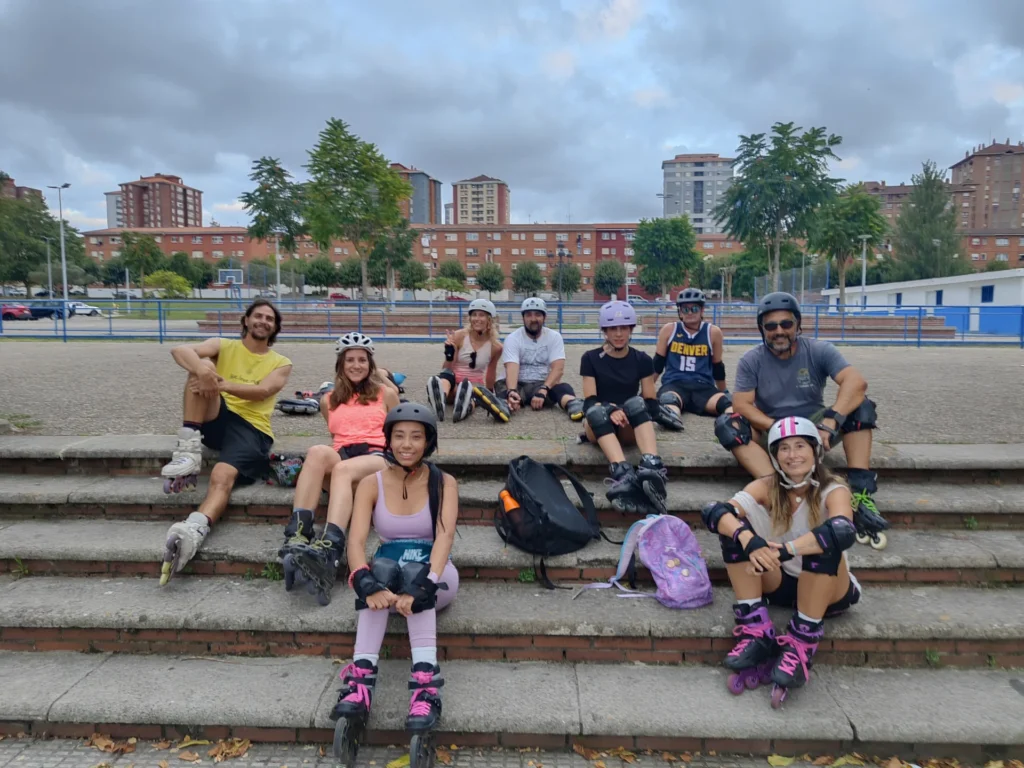 adultos en clase de patinaje por santander