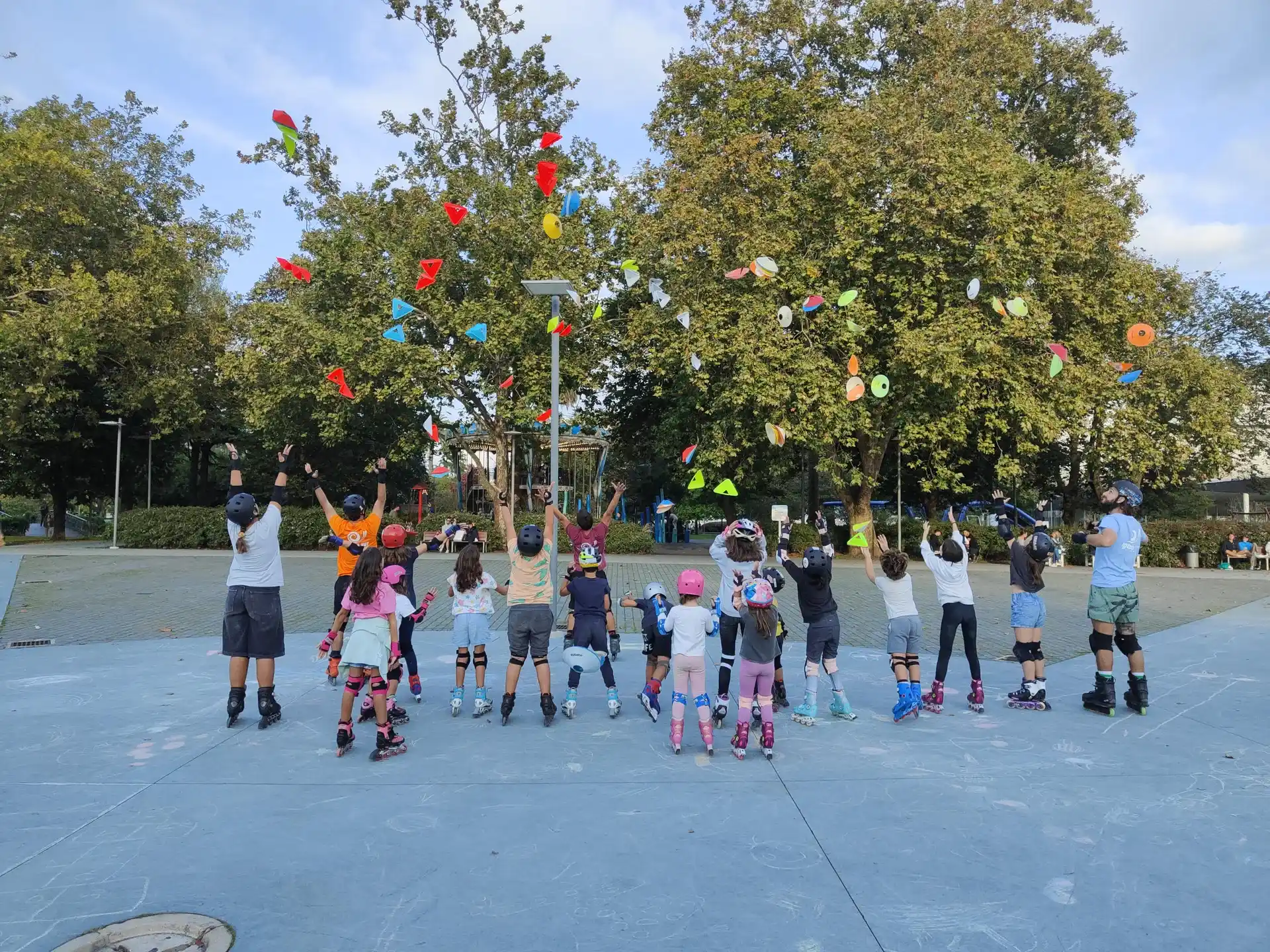 Niños practicando patinaje en línea como extraescolar deportiva en Santander
