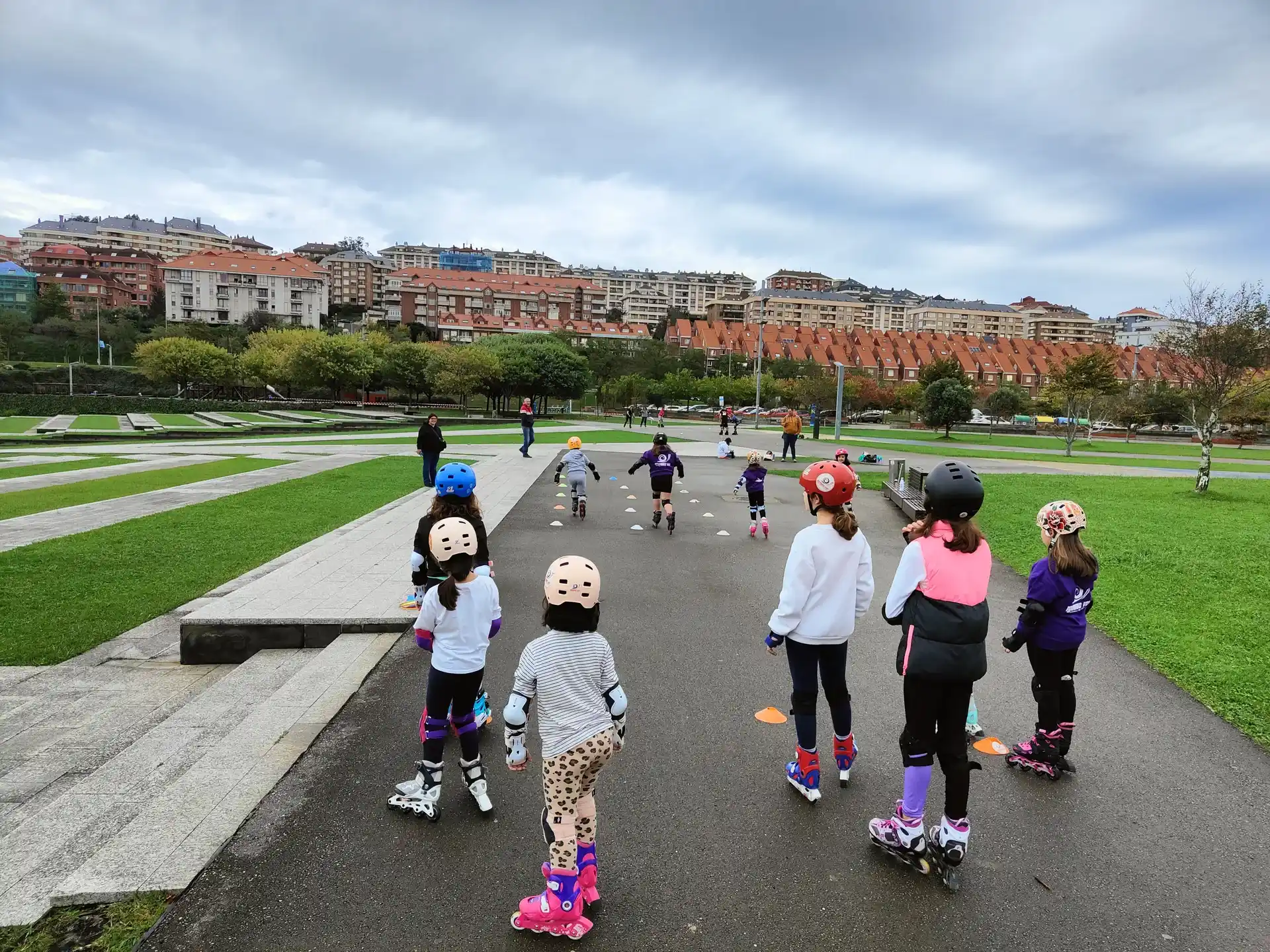 Grupo de niños en clase de extraescolar de patinaje en Santander